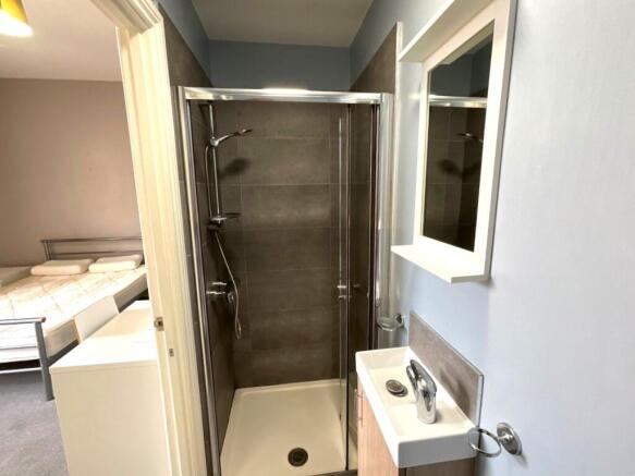 1 bed House Share to rent Image 5