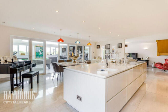 5 bed Detached for sale Image 12
