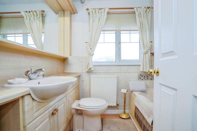 4 bed Detached for sale Image 12