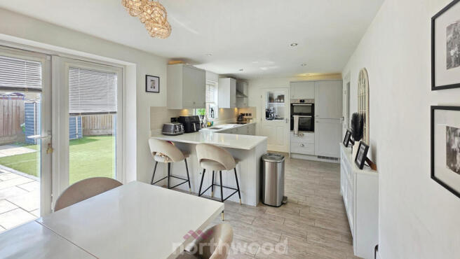 5 bed Detached for sale Image 7