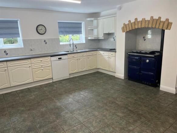 Kitchen 2.jpg