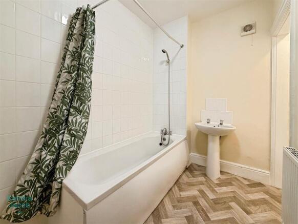 3 bed Semi-Detached for sale Image 11