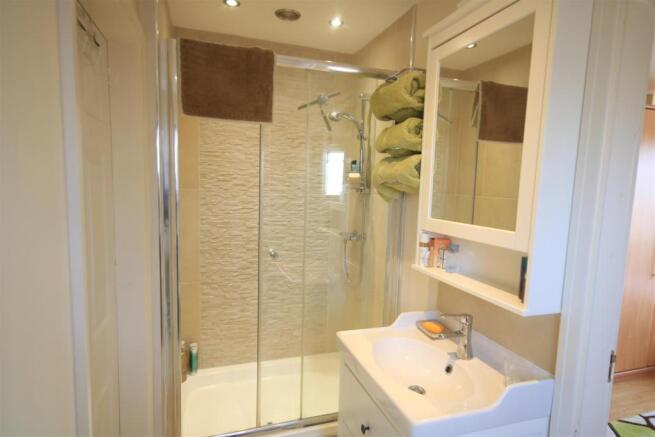EN SUITE SHOWER ROOM
