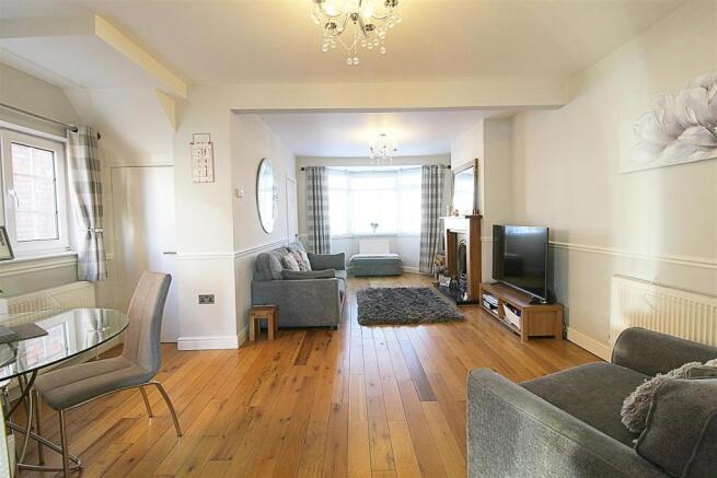 LOUNGE/DINING AREA