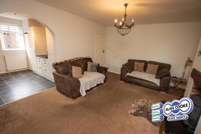 SPACIOUS LIVING ROOM