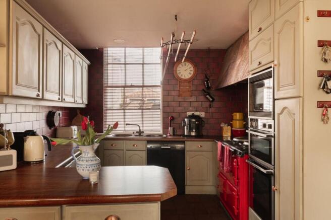 6 bed Detached for sale Image 12