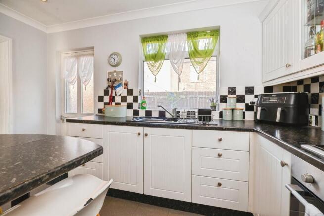 3 bed Semi-Detached for sale Image 8