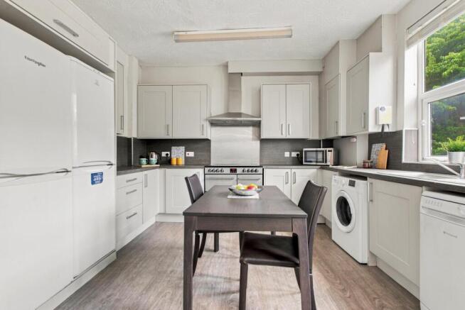 6 bed House to rent Image 5