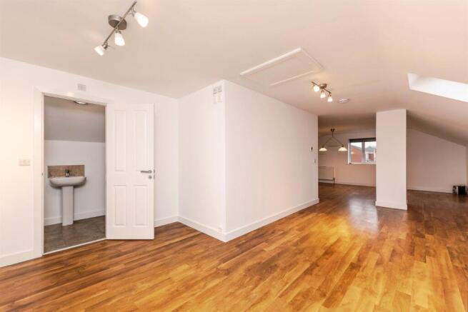 5 bed Detached for sale Image 8