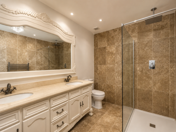 5 bed Detached for sale Image 12