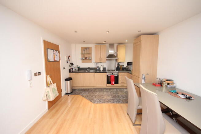 2 bed Apartment to rent Image 4