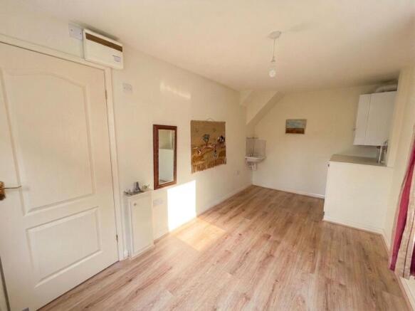 6 bed Detached for sale Image 11