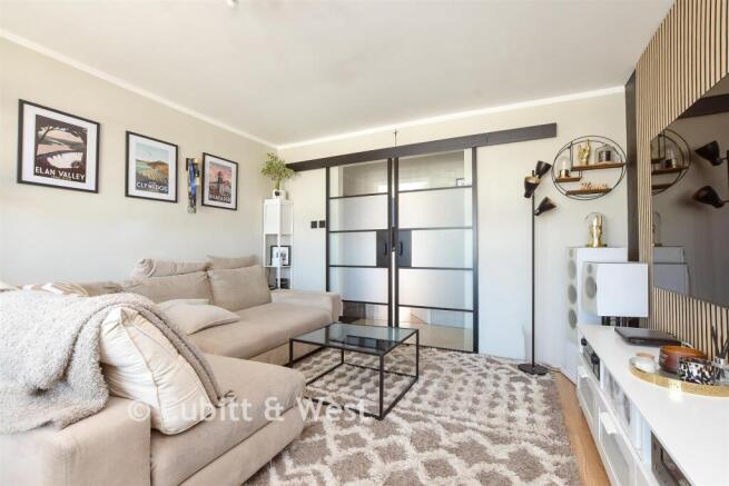 Lounge/Dining Area