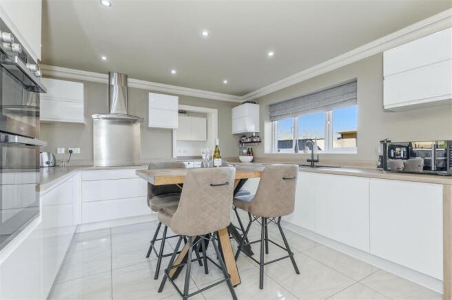 5 bed Detached for sale Image 4