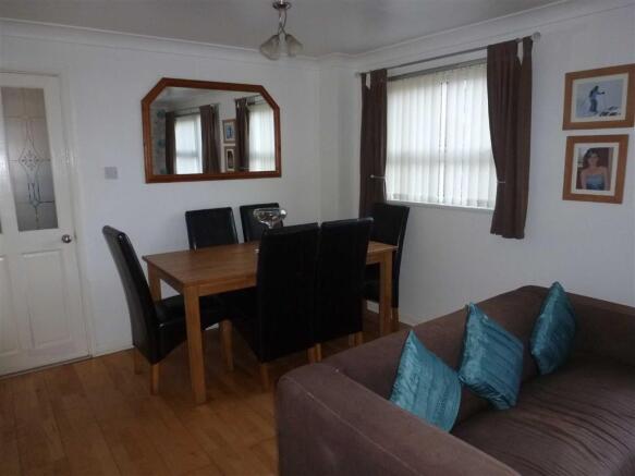FAMILY/DINING ROOM