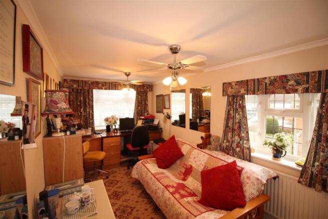 bedroom IMG_1103.JPG