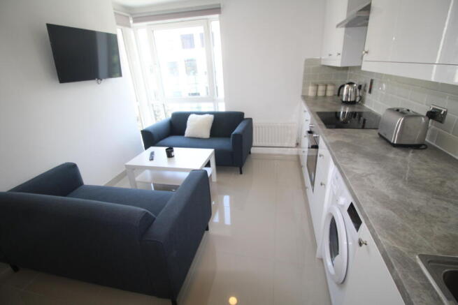 3 bed Flat to rent Image 4