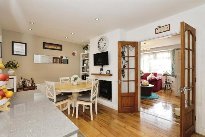3 bed Semi-Detached for sale Image 4