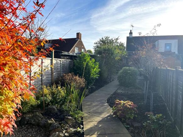 2 bed Terraced to rent Image 6