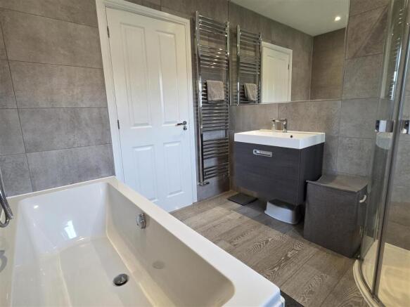 BATHROOM/WC