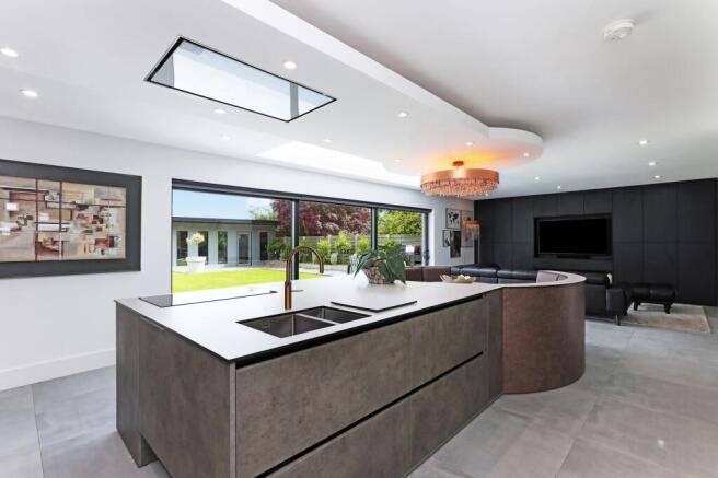 6 bed Detached for sale Image 5
