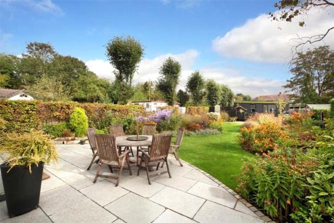 Nettlebed: Garden