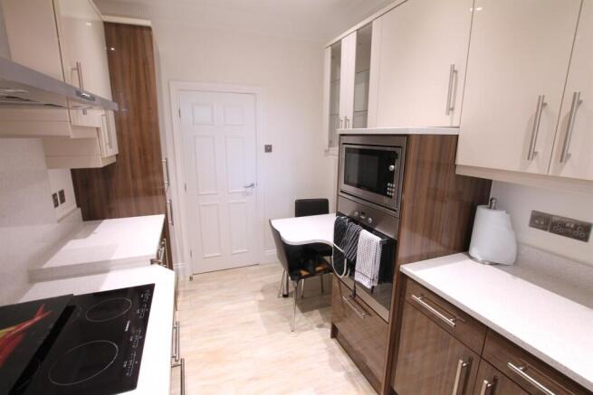 2 bed Flat to rent Image 12