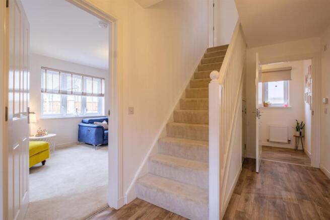 027-2_Hunterfield_Place_Carluke_ML84GY.jpg