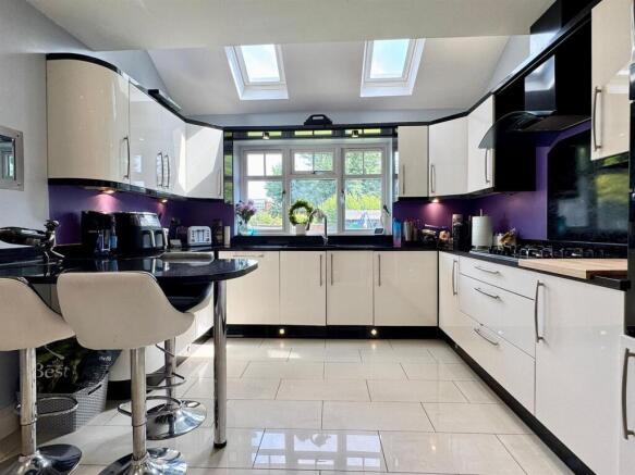 Kitchen (1).jpg