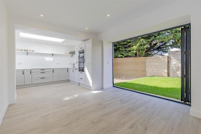 4 bed Detached for sale Image 11