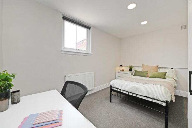 4 bed Apartment to rent Image 11