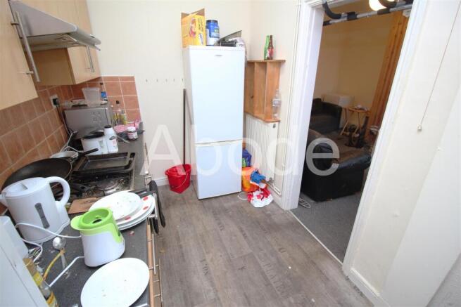 4 bed House to rent Image 8