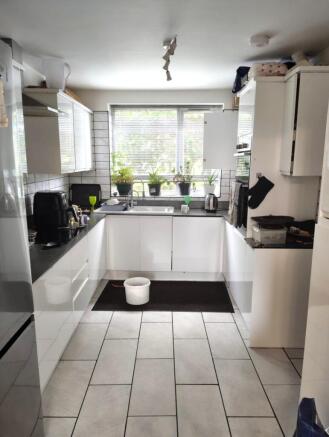5 bed Semi-Detached for sale Image 5