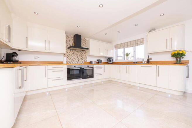 5 bed Detached for sale Image 7