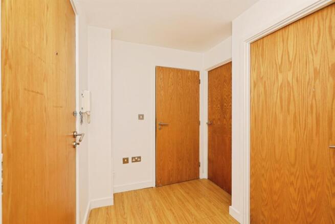 2 bed Ground Flat for sale Image 7