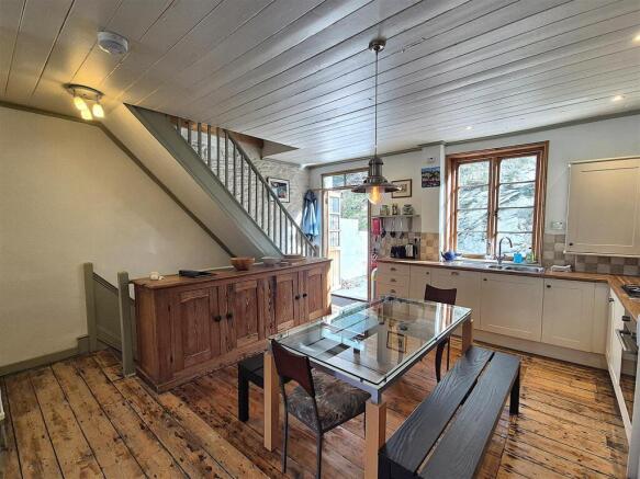 Kitchen dining.jpg