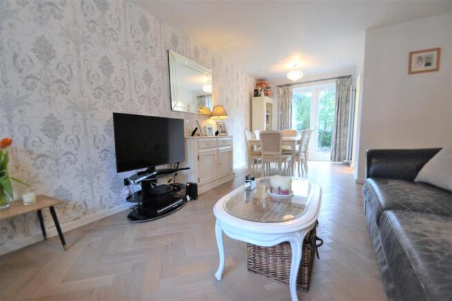 LIVING ROOM/DINING ROOM