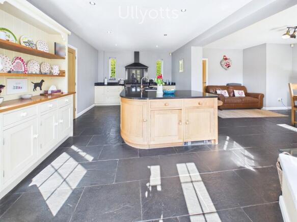 5 bed Detached for sale Image 12