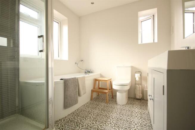 Family bathroom.JPG