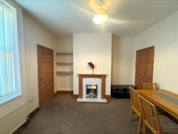 2 bed Terraced to rent Image 5