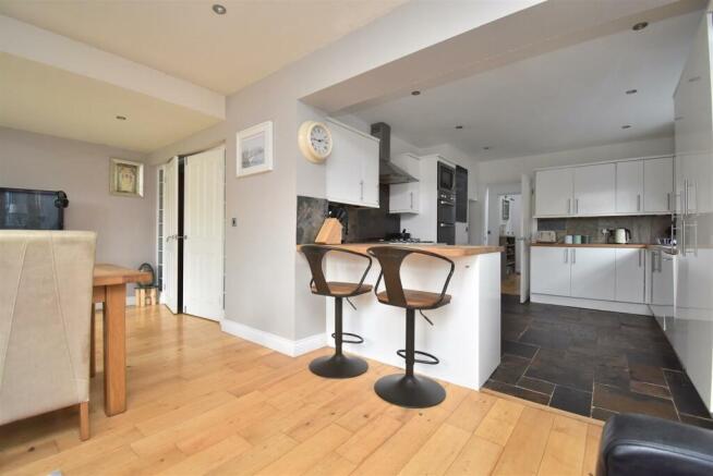 Living Kitchen/Dining Room