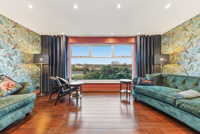 5 bed Detached to rent Image 10