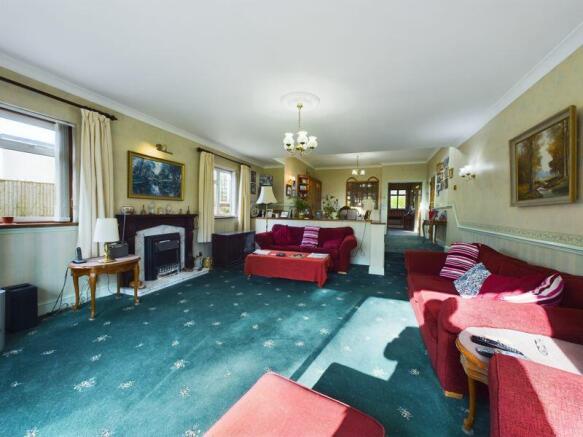 LOUNGE/DINING ROOM