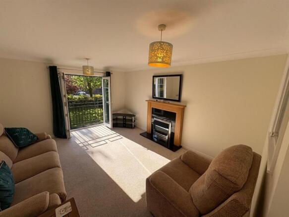 2 bed Flat for sale Image 4