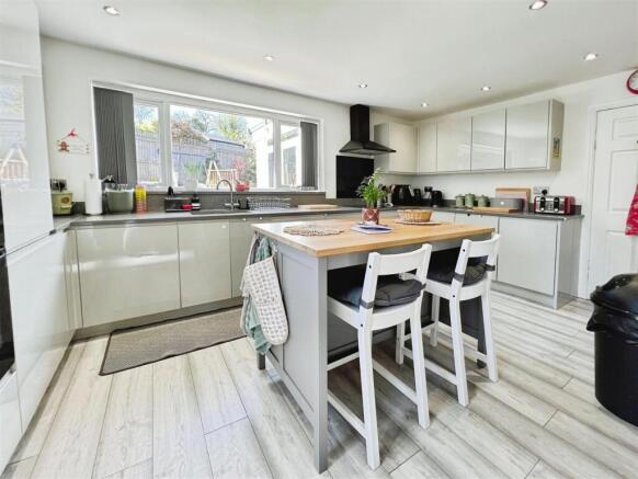 4 bed Detached for sale Image 6