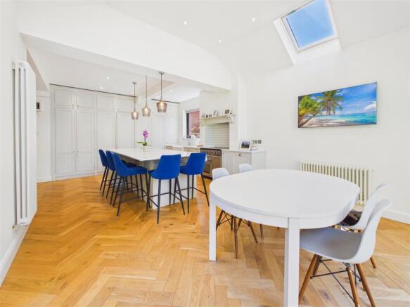 5 bed Semi-Detached for sale Image 6
