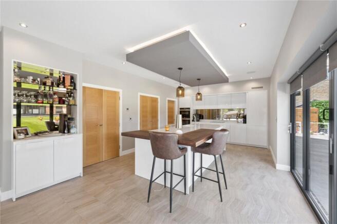6 bed Detached for sale Image 6