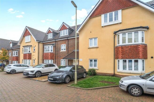 2-bed flat on Furlonger Place, Liphook, Hampshire, GU30, £245,000