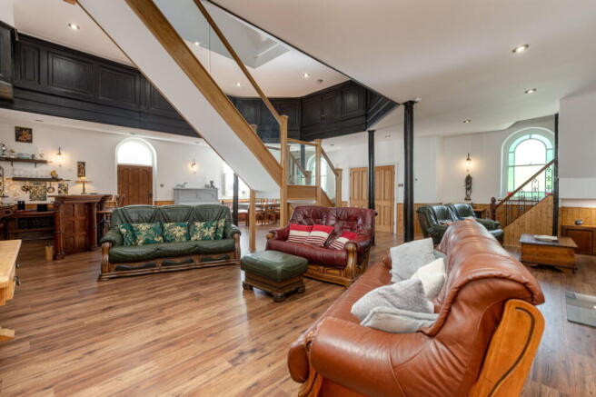 5 bed Detached for sale Image 7