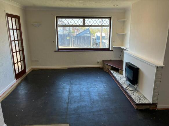 LOUNGE/DINING ROOM